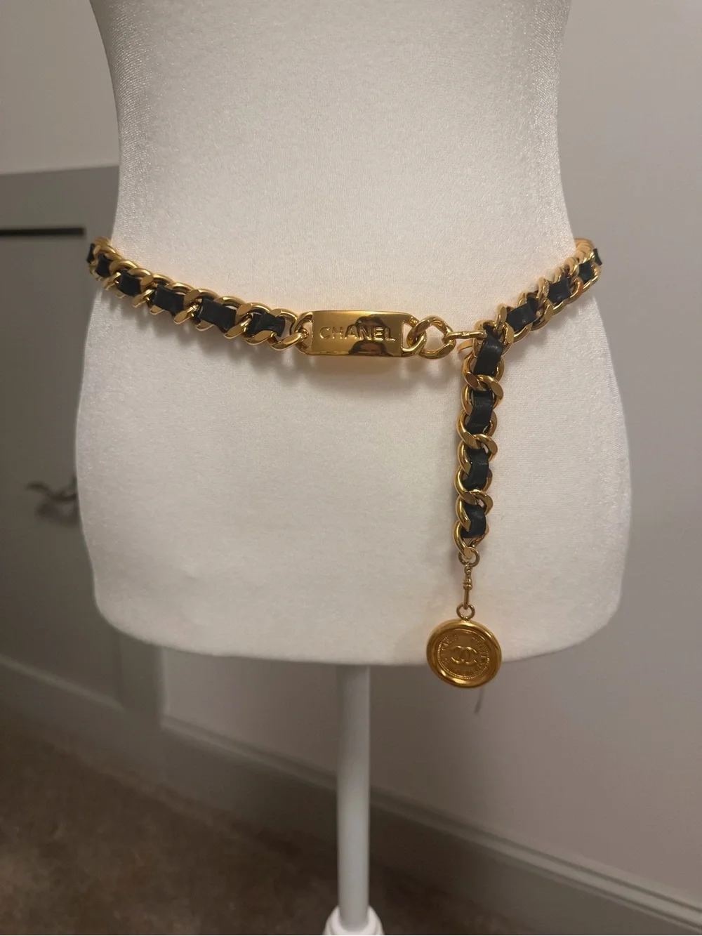 Chanel Vintage 1980s 31 Rue Cambon Medallion Black Leather Gold Chain Belt